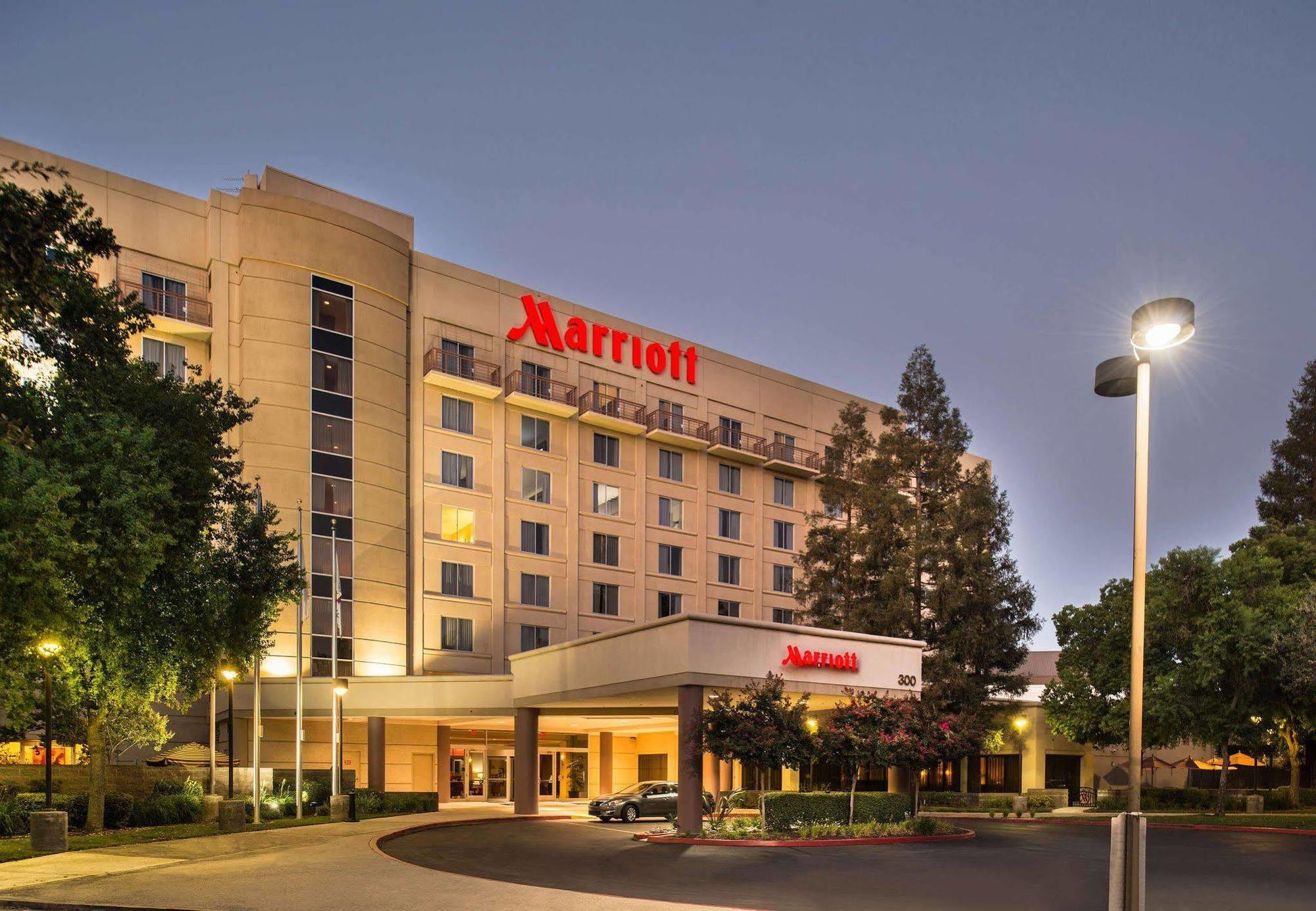 Готель Visalia Marriott At The Convention Center Екстер'єр фото
